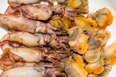 Çin yemeği - Kızarmış istiridye eti ve kalamar 