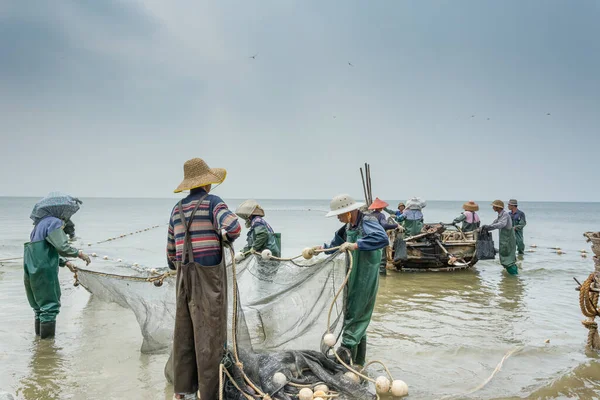 Pescadores Chinos Tomando Red Pesca Después Pesca Playa Contra Día — Foto de Stock