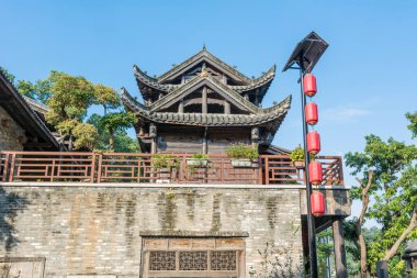 Çin 'in Shenzhen kentindeki Gankeng Hakka köyünde asılı kırmızı fenerli antik Çin kalesi.