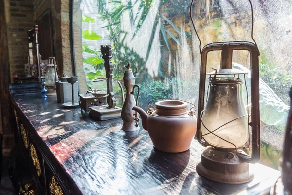 Ollas Frascos Lámpara Tradicional Una Mesa Madera Antiguo Pueblo Chino — Foto de Stock