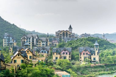 Çin 'in Shenzhen kentinin doğusundaki Denizaşırı Çin Kasabası' nda yaz mevsiminde dağın dibinde lüks bir Avrupa villası.