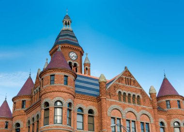 Dallas County Courthous 'un ortaçağ kırmızı taş evinin çatısında.