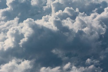 Uçak penceresinden fırtına bulutlarının muhteşem görüntüsü. 