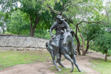 Dallas, Teksas 'taki Pioneer Plaza' da ata binen kovboy heykeli..