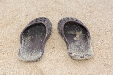 Kumsalda kumlu bir çift terlik..