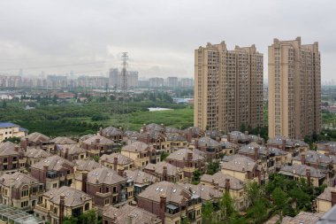 Şehir Manzarası - Villalar ve Wuxi şehrindeki gökdelen, Jiangsu Eyaleti, Çin.