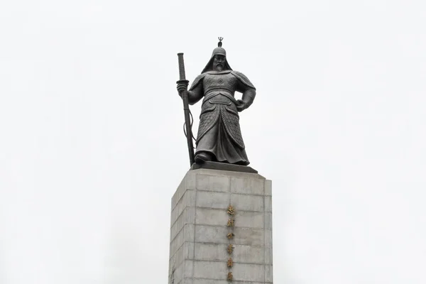 韩国海军司令 首尔伊孙辛神像 以在朝鲜的仁进战争中战胜日本海军而闻名 — 图库照片