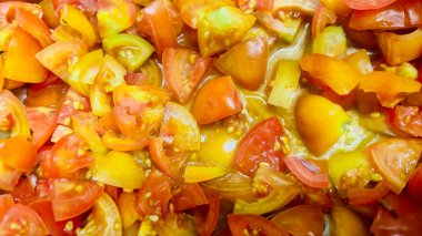 Tohum ve meyve suyuyla kesilmiş domateslerin üst görüntüsü. Sağlıklı organik sebze içeriği.