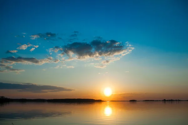 Gölde gün batımı