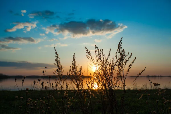 Gölde gün batımı