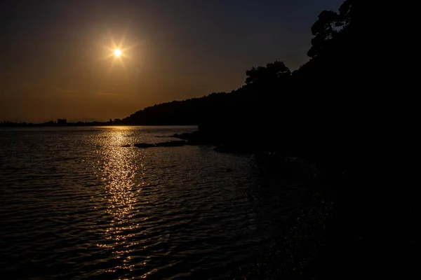 Kumsalda karanlık gün batımı 