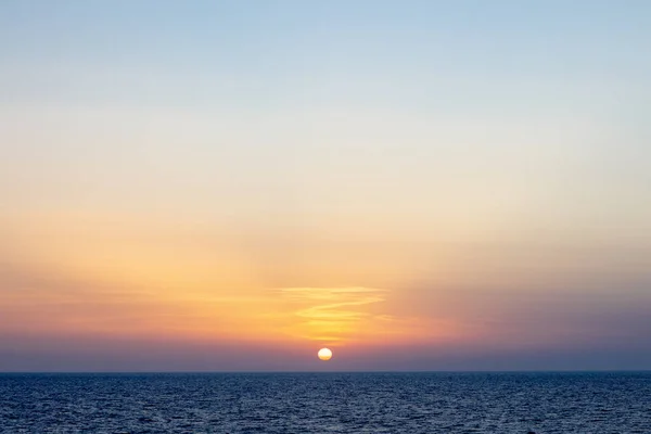 deniz üzerinde turuncu gün batımı