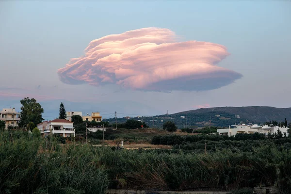 Gökyüzünde kocaman yalnız bir bulut