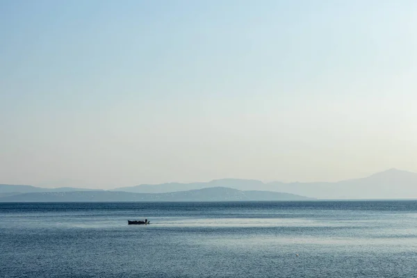 Mavi deniz ve gökyüzü. Tekne