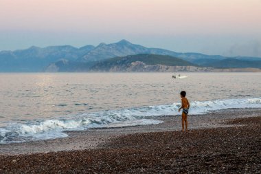 Deniz kenarındaki çocuk.