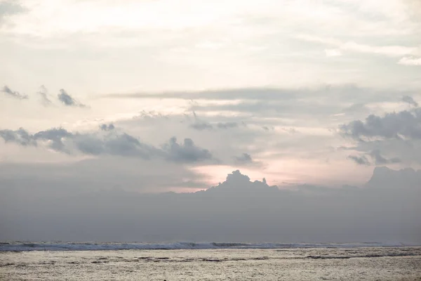 Gri hava, okyanus manzarası