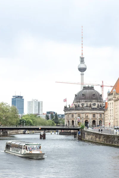 Nehirden Berlin manzarası. Almanya