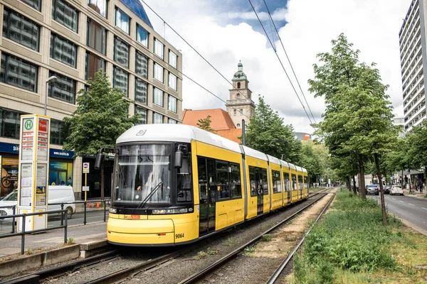 Berlin 'de sarı tren