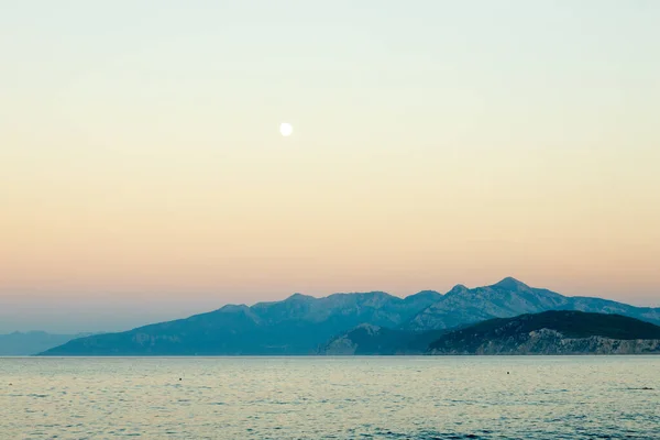 Ay 'la Dağ manzarası