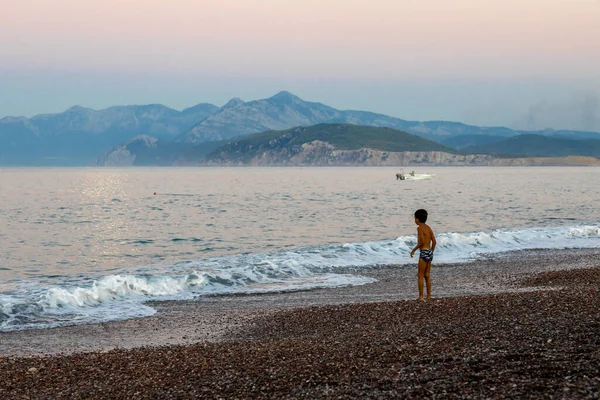 Deniz kenarındaki çocuk.