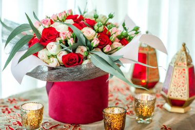 Kutuda kırmızı çiçek buketi