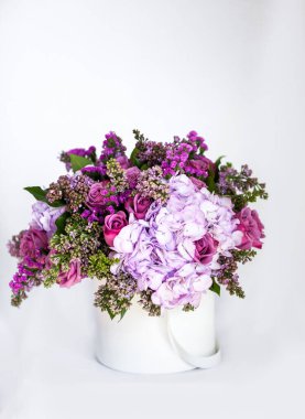 Kutuda mor çiçek buketi