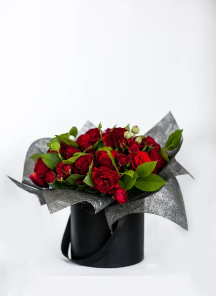 Kutuda kırmızı çiçekler