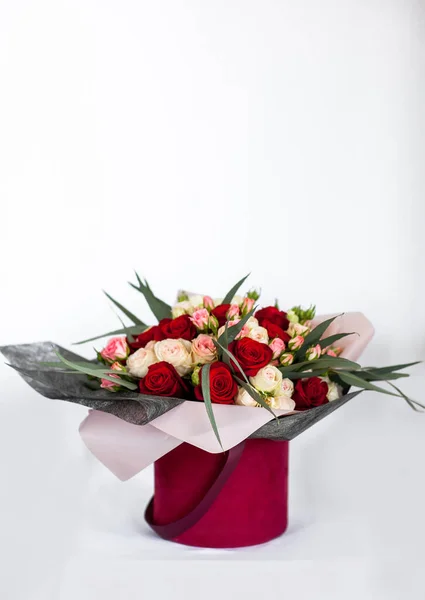 Kutuda kırmızı çiçekler