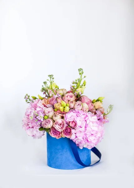 Kutuda pembe çiçekler