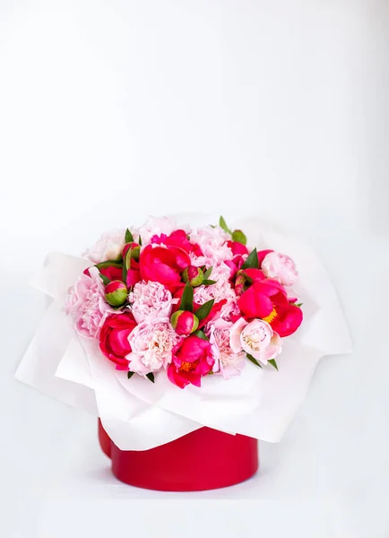 Kutuda pembe çiçekler