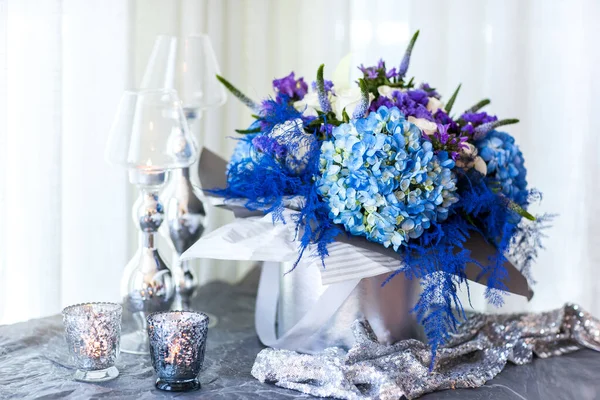 Kutuda mavi çiçekler.