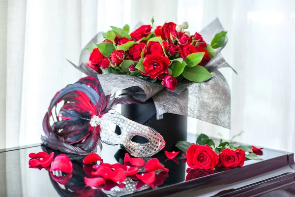 Kutuda kırmızı çiçek buketi