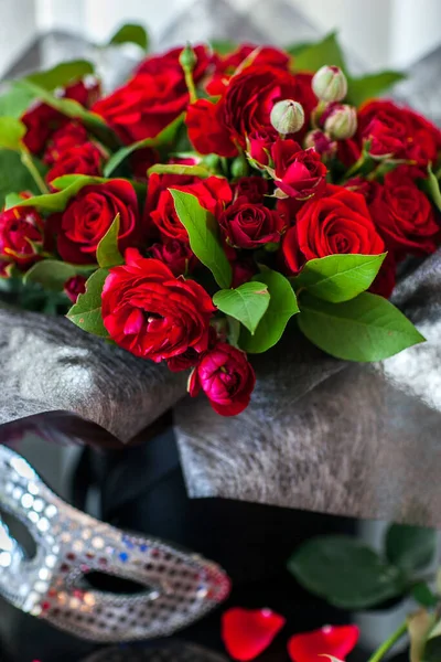 Kutuda kırmızı çiçek buketi