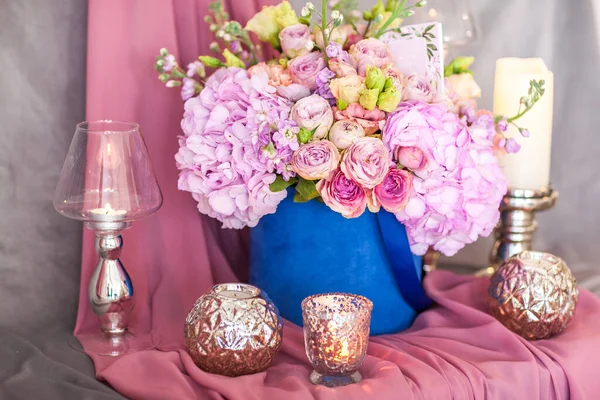 Kutuda pembe çiçek buketi