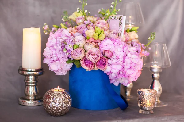 Kutuda pembe çiçek buketi