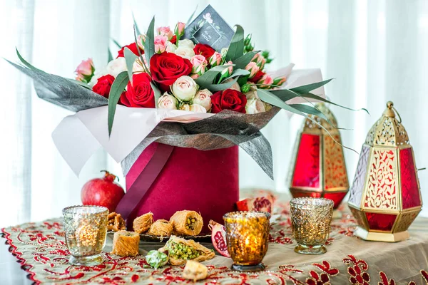 Kutuda kırmızı çiçek buketi