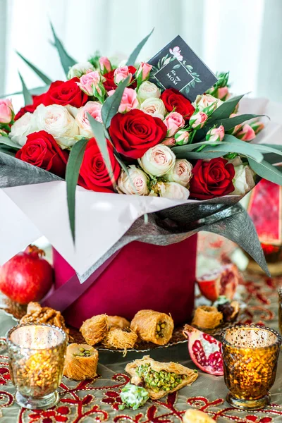 Kutuda kırmızı çiçek buketi