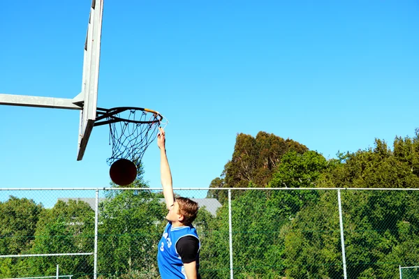 Umiejętnie dunking koszykówki — Zdjęcie stockowe