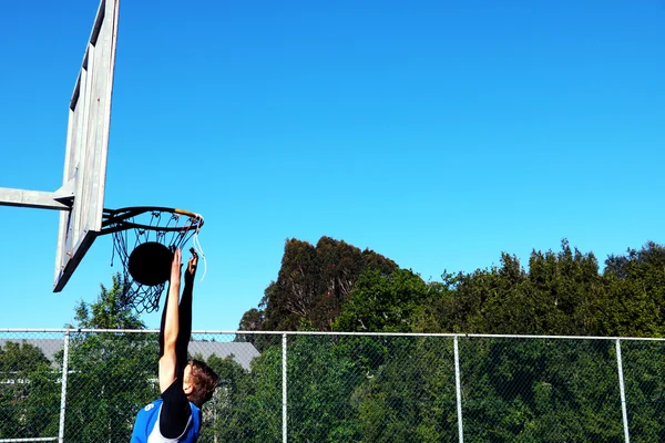 Perfect two-handed dunk — Stock Photo, Image