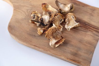 Tahtada kurutulmuş Porcini mantarı.. 