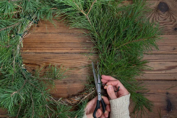 Doe-het-zelf kerstkrans. Kerstdecor in eco-stijl - materialen voor het maken van een krans op de deur. Instructies, stap 3, de krans van takken is klaar. — Stockfoto