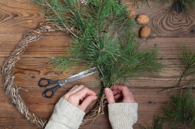Yeni yıl çelengi. Eko tarzı Noel dekoru. Kapıda çelenk yapmak için malzemeler. Talimatlar, ikinci adım. Tüm üssü ladin dallarıyla kapatın..