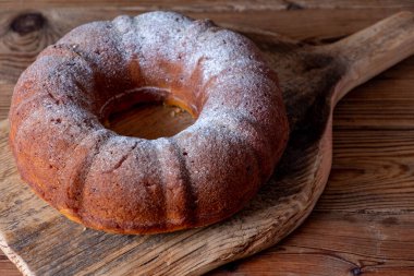 Yuvarlak kek, içinde de tahta bir delik var. Bulanık ve seçici odaklanma.