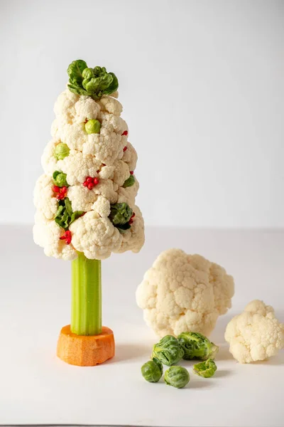 Sayuran pohon Natal dari kubis dengan latar belakang putih. Hidangan vegetarian Natal — Stok Foto