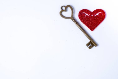 Sevgililer Günü konsepti Beyaz arka planda kırmızı kalp ve anahtar