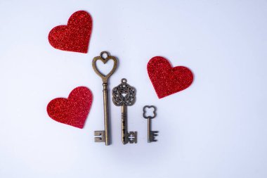 Sevgililer Günü kavramı Beyaz arka planda kırmızı kalpler ve anahtarlar