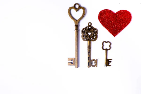 Conceito de dia dos namorados coração vermelho e chaves em um fundo branco — Fotografia de Stock