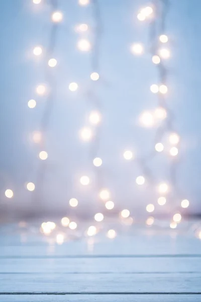 Mavi arka planda narin bir bokeh ve ahşap beyaz masa. Boşluğu ve yeni yıl konseptini kopyala.