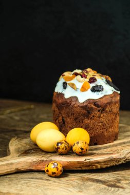 Tahtada Paskalya pastası ve yumurta. Siyah arka planda hayat devam ediyor