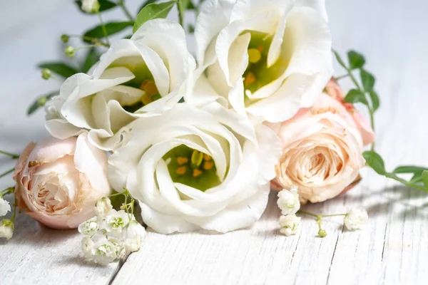 Composição floral de rosas leves e eustoma de perto. dia do casamento cartão de saudação. — Fotografia de Stock
